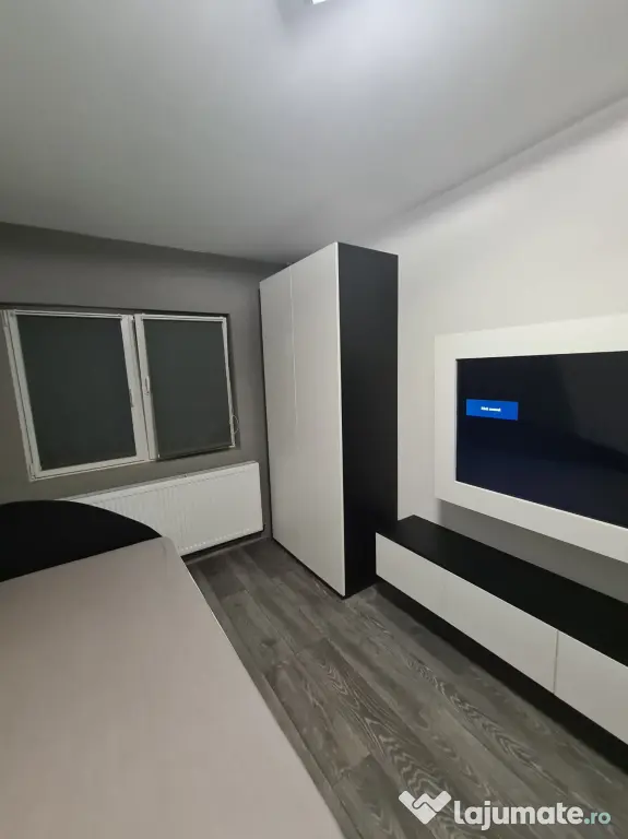 Vând apartament 3 camere spațios de 75 mp, semidecomandat. Central