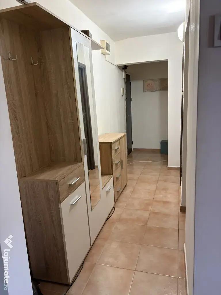 Vând apartament 3 camere spațios de 75 mp, semidecomandat. Central