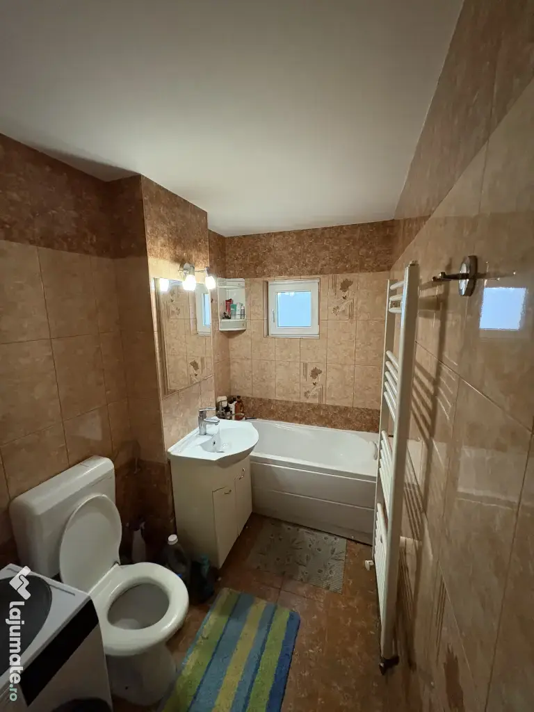 Vând apartament 3 camere spațios de 75 mp, semidecomandat. Central