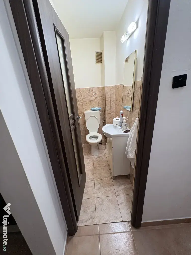 Vând apartament 3 camere spațios de 75 mp, semidecomandat. Central