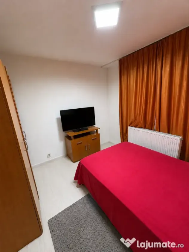 Vând apartament 3 camere spațios de 75 mp, semidecomandat. Central