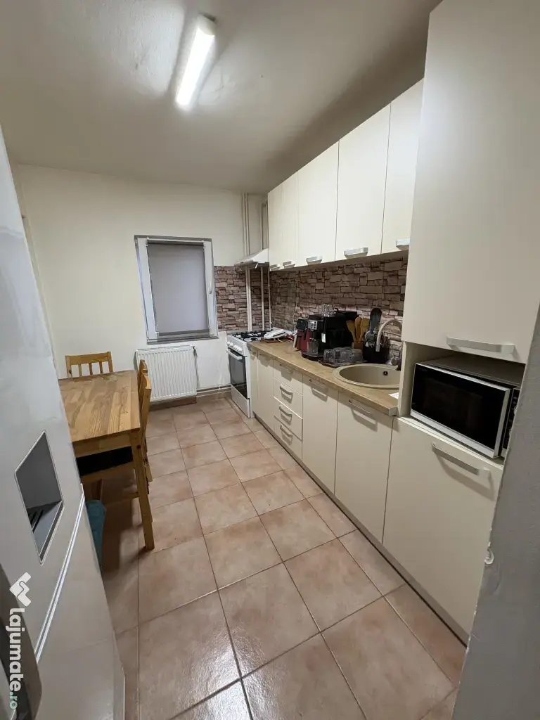 Vând apartament 3 camere spațios de 75 mp, semidecomandat. Central