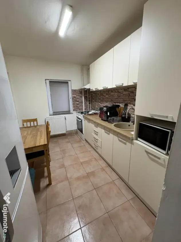 Vând apartament 3 camere spațios de 75 mp, semidecomandat. Central