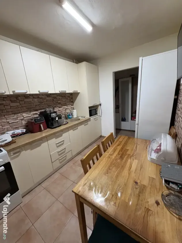 Vând apartament 3 camere spațios de 75 mp, semidecomandat. Central