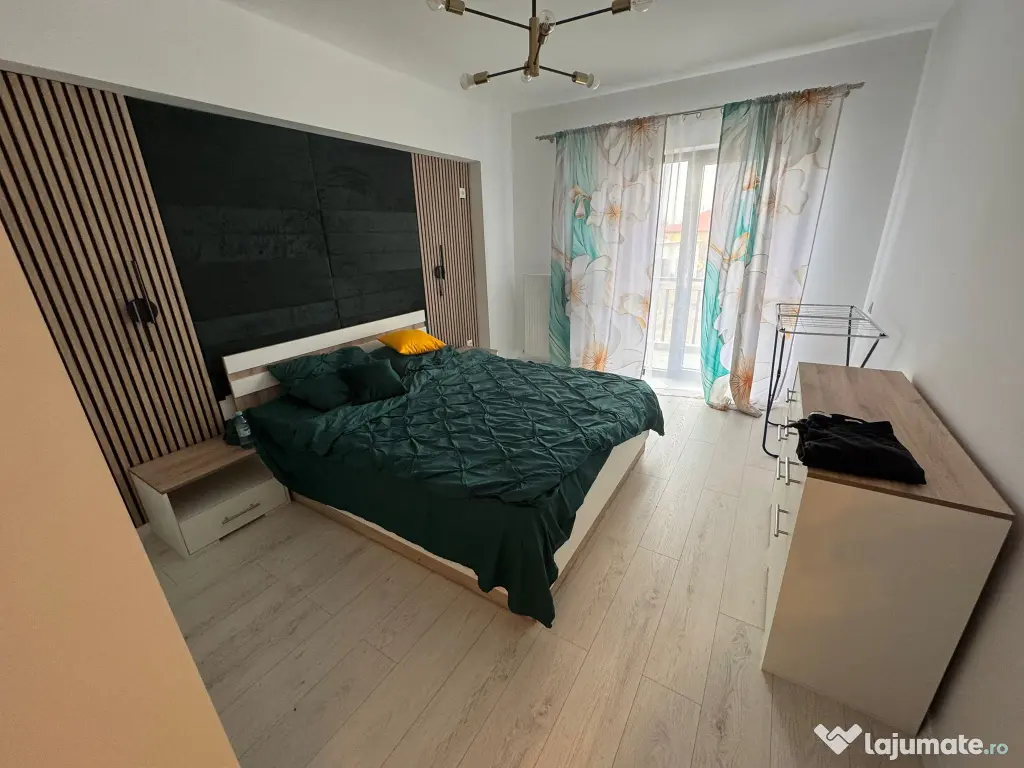 Vand apartament 3 camere complet mobilat si utilat Central