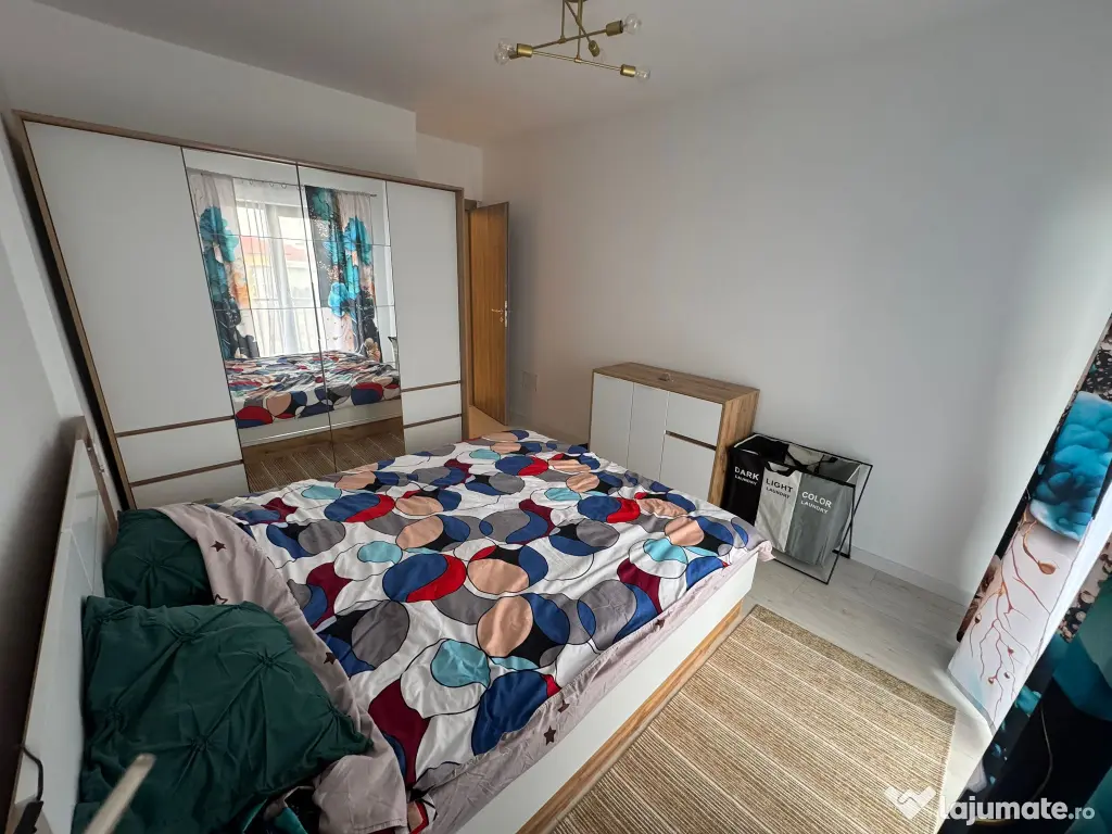 Vand apartament 3 camere complet mobilat si utilat Central