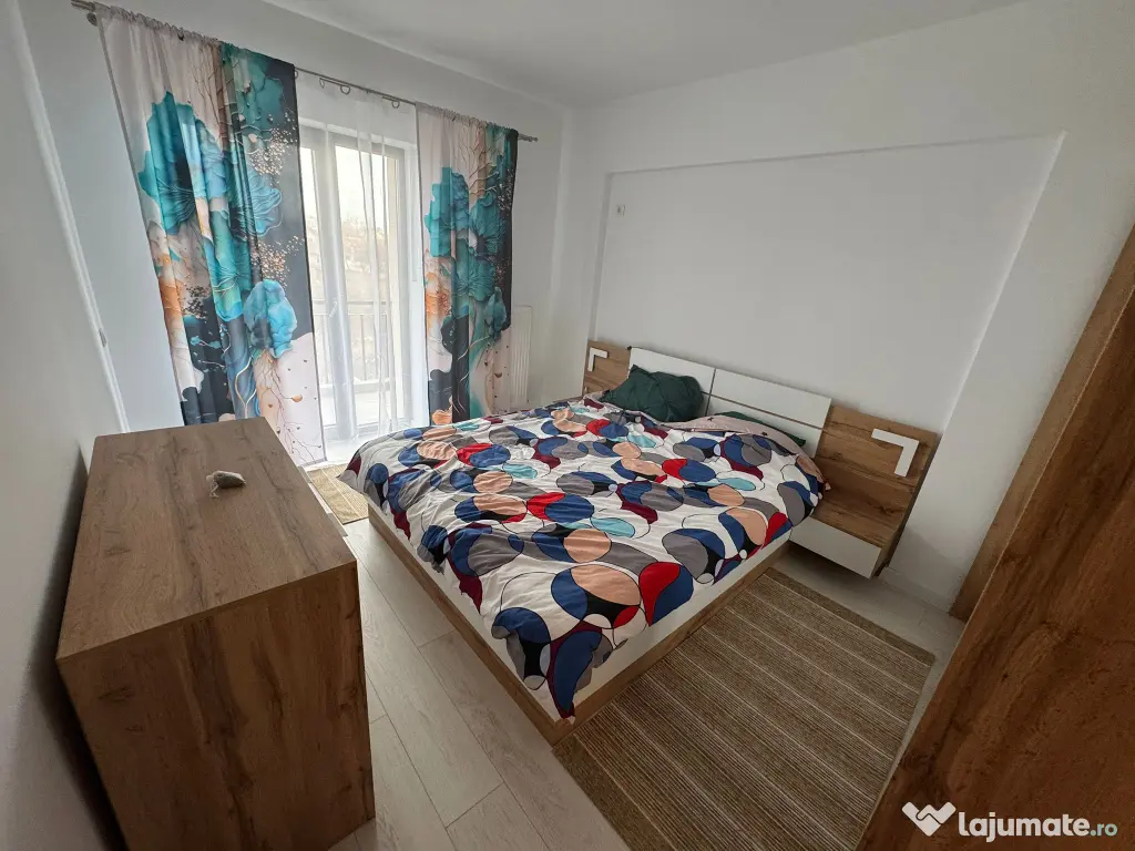 Vand apartament 3 camere complet mobilat si utilat Central