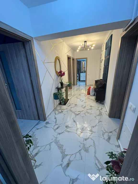 Vand apartament 3 camere complet mobilat si utilat Central