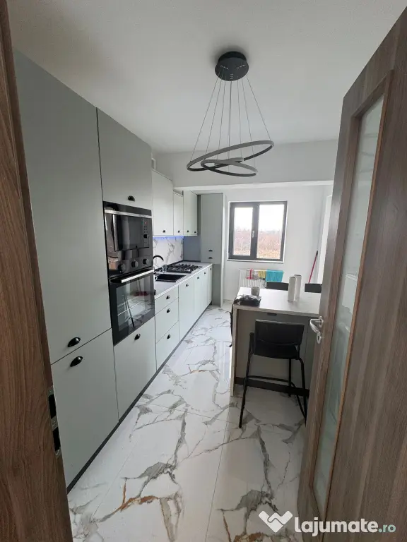 Vand apartament 3 camere complet mobilat si utilat Central