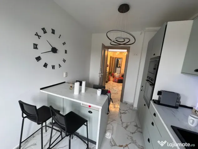 Vand apartament 3 camere complet mobilat si utilat Central