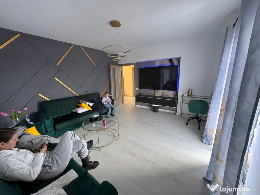 Vand apartament 3 camere complet mobilat si utilat Central