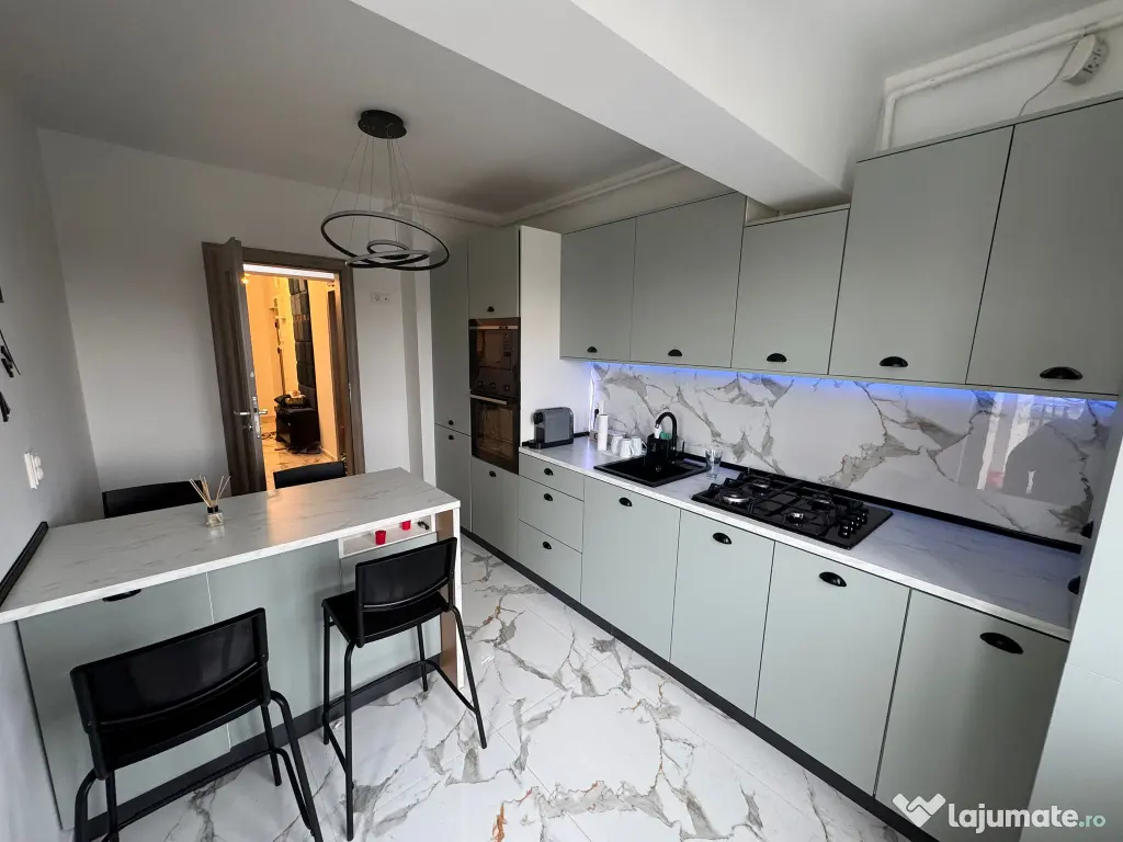 Vand apartament 3 camere complet mobilat si utilat Central