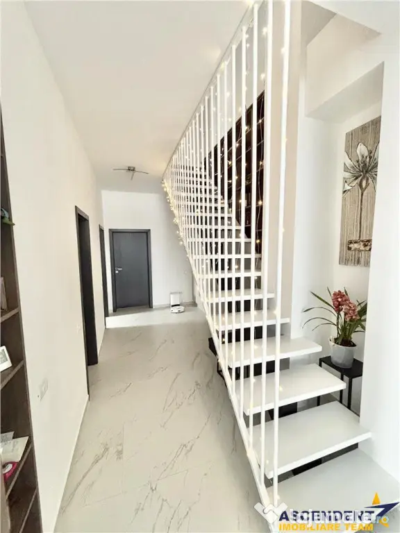 Vila impozanta, aspect deosebit, configuratie tip duplex, vi - Brasov (Brasov)