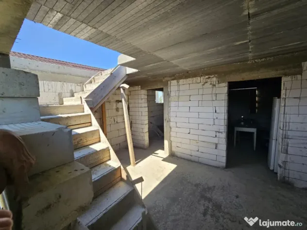 Teren intravilan cu construcție nouă și utilități – B - Craiova (Dolj)