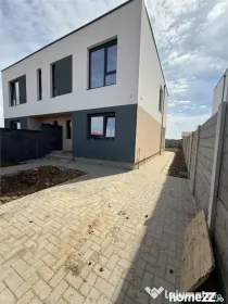 Duplex modern cu 3 dormitoare #537;i 3 b#259;i, #238;n spate