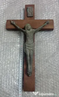 Crucifix din lemn si bronz 39 cm. defect mana dreapta