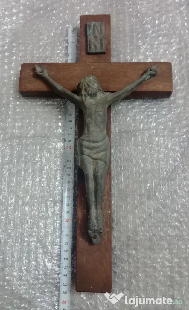 Crucifix din lemn si bronz 39 cm. defect mana dreapta