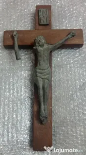 Crucifix din lemn si bronz 39 cm. defect mana dreapta