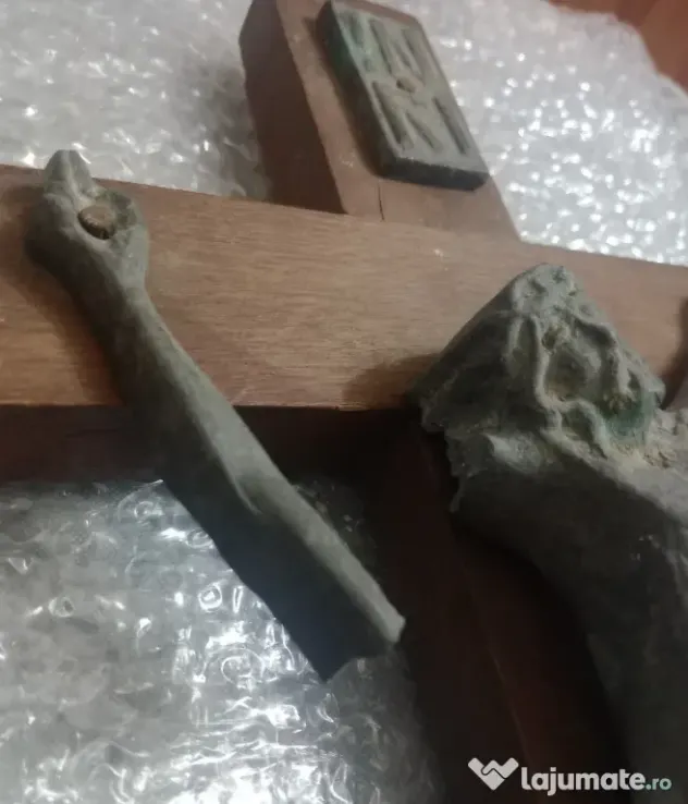 Crucifix din lemn si bronz 39 cm. defect mana dreapta