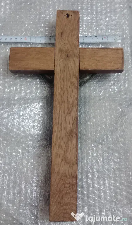 Crucifix din lemn si bronz 39 cm. defect mana dreapta