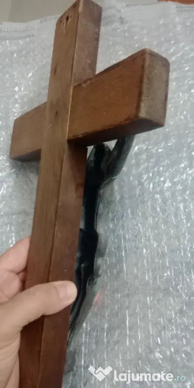 Crucifix din lemn si bronz 39 cm. defect mana dreapta