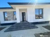 Casa la parter de vanzare 