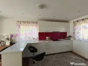 O casă deosebită, cu panoramă spectaculoasă asupra oraș