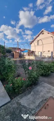 Casa cu etaj si 3 camere 