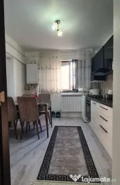 De vanzare apartament cu 3 camere, Piata Centrala, et. 3, 105.000 euro 
