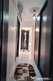 De vanzare apartament cu 3 camere, Piata Centrala, et. 3, 105.000 euro 