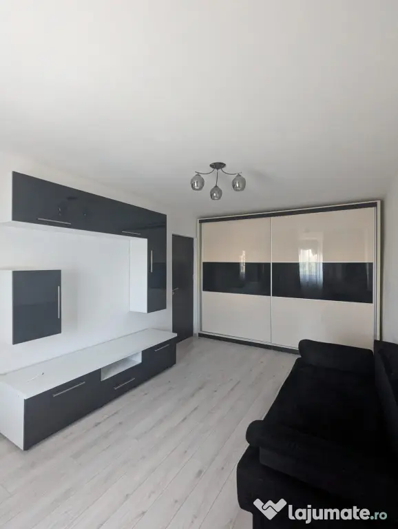 Apartament 2 camere decomandat cu loc de parcare lângă metrou Apărătorii Patriei