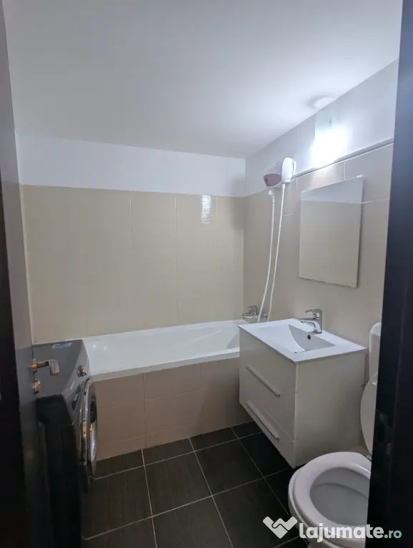 Apartament 2 camere decomandat cu loc de parcare lângă metrou Apărătorii Patriei