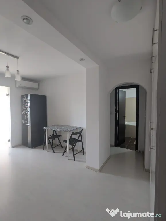Apartament 2 camere decomandat cu loc de parcare lângă metrou Apărătorii Patriei