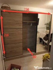 Șifonier mare de haine cu uși glisante și oglinda