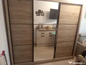 Șifonier mare de haine cu uși glisante și oglinda