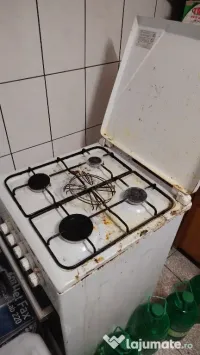 vând aragaz cu 4 ochiuri și cuptor