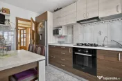Apartament 3 camere, două băi de vânzare - Str Poetului 