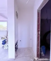 Casa tip triplex, cu 2 camere, de vanzare in Sanandrei. 