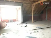 Casa tip triplex, cu 2 camere, de vanzare in Sanandrei. 