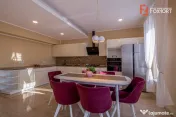 Casa 3 camere cu spatiu comercial in Carani - ID V4331 