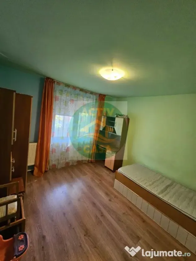 DE VÂNZARE – APARTAMENT 3 CAMERE ,centru, ETaj 2 - Roman (Neamt)