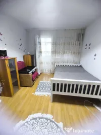 Apartament cu 3 camere semidecomandat 