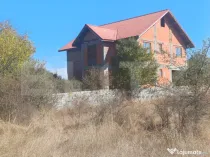 Casă cu beci si etaj, teren aferent de 16000 mp, situată