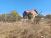 Casă cu beci si etaj, teren aferent de 16000 mp, situată