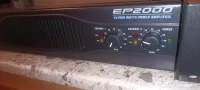 Stație amplificare Behringer 2000 W 