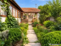 Casa cu farmec si potential, 4 camere, terasa, gradina priva 