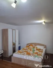 Un loc al tău, cu acces la curte și parcare, în Plopilor 