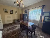 Casa de vanzare, cu 3 camere intr o zona linistita. 