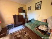 Casa de vanzare, cu 3 camere intr o zona linistita. 
