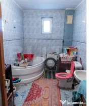 Casă cu etaj de vânzare cu piscină şi garaj, zona Micro 